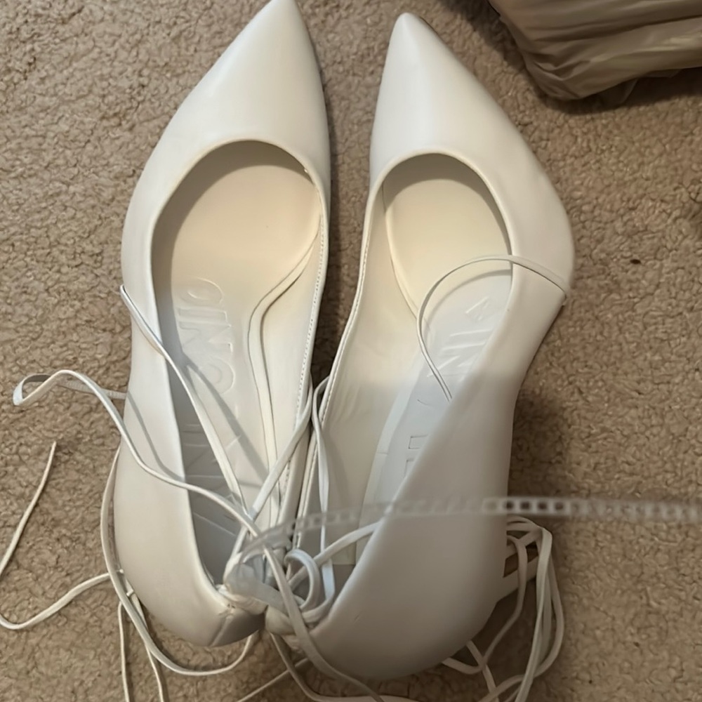 ANTONIO MELANI WHITE PUMP 3 1/4 heal with strap